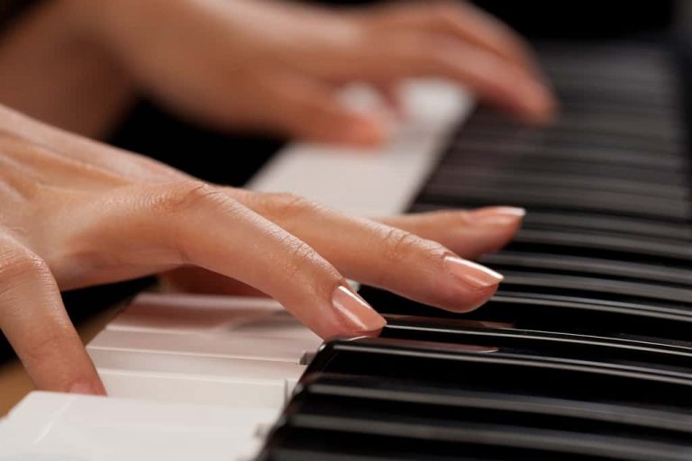 Learning to Play Piano Online Has Strong Benefits For the Beginner